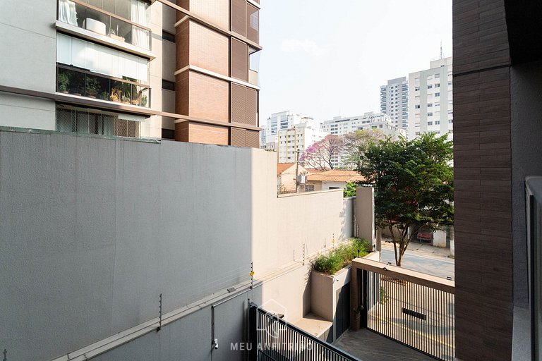 2 people, balcony and TV near Sumaré subway