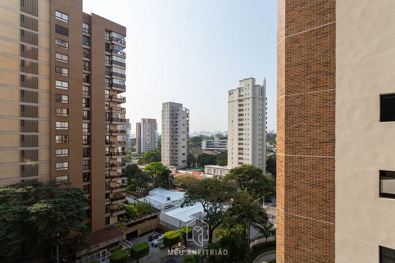 2 people, gym, balcony, and full kitchen