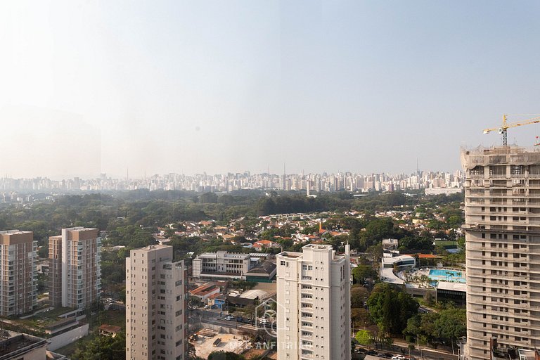 2 people, gym, balcony, and full kitchen