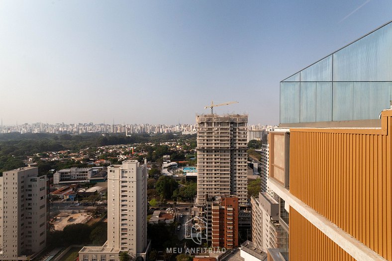 2 people, gym, balcony, and full kitchen