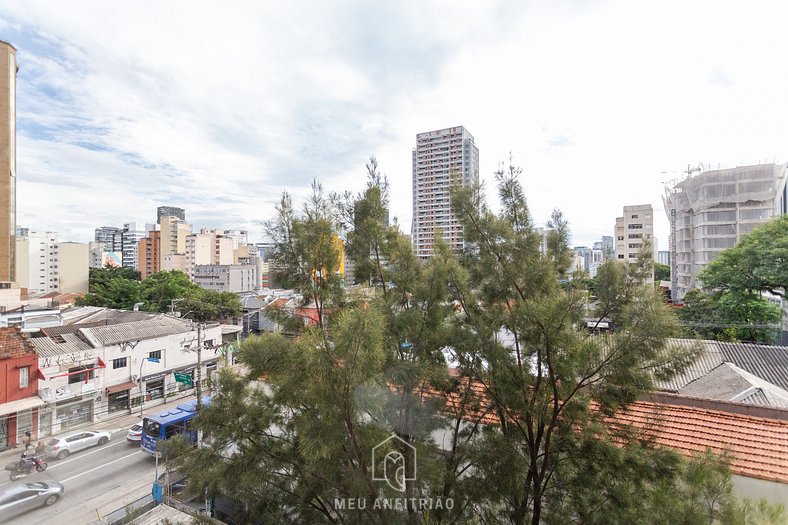 3 people and Smart TV near Beco do Batman