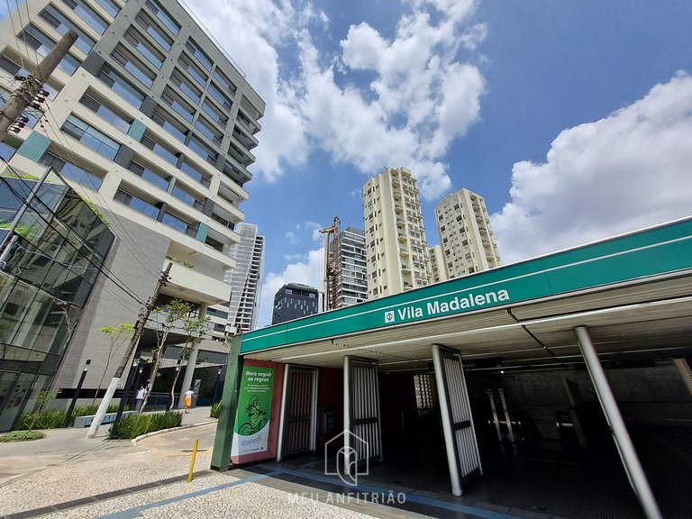 3 people, Smart TV next to Vila Madalena subway