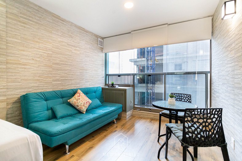 3 people, Smart TV next to Vila Madalena subway