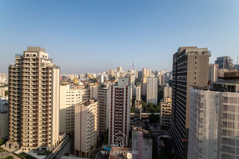 3 pessoas e TV perto do Hospital Sírio-Libanês