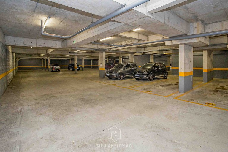 4 people and garage near Frei Caneca Shopping Mall