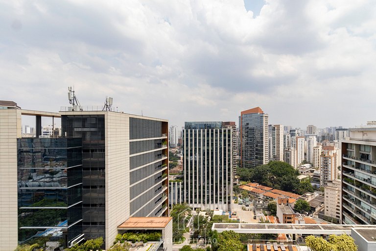 4 people, balcony and TV next to Faria Lima