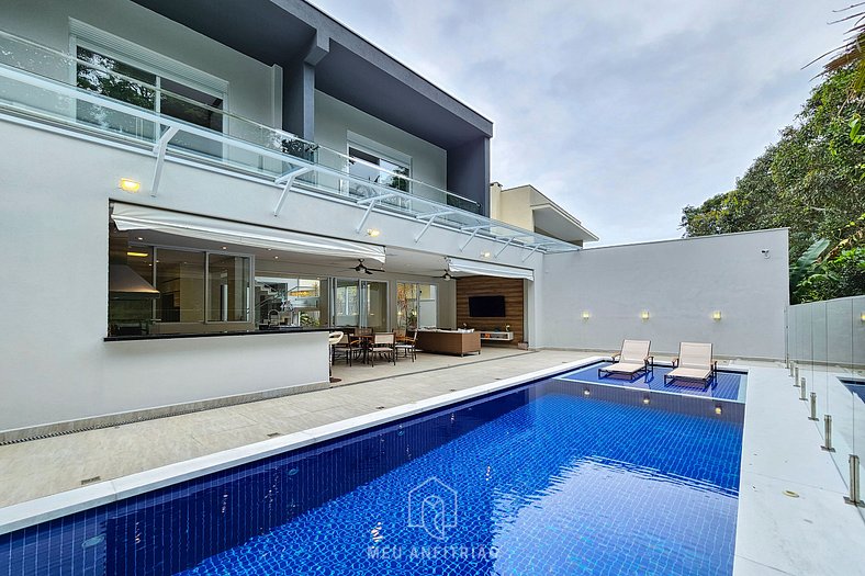 400m² house with pool near the beach