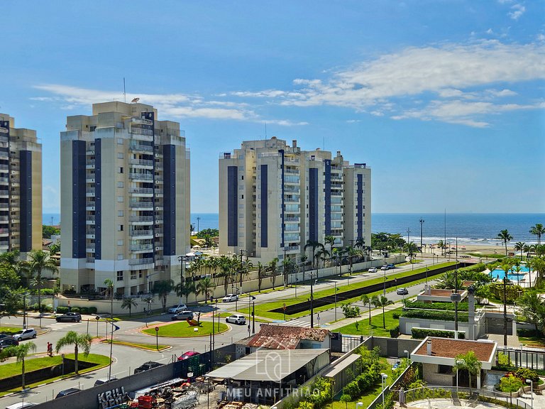 Apartamento com varanda a 200m da Praia da Enseada