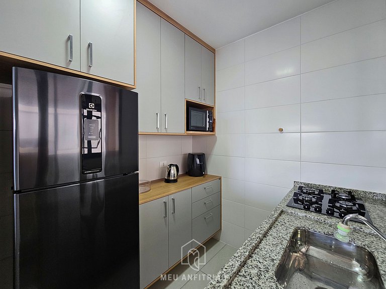 Apartamento com varanda a 200m da Praia da Enseada