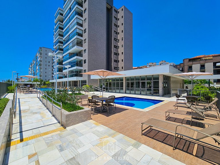 Apartamento com varanda a 200m da Praia da Enseada