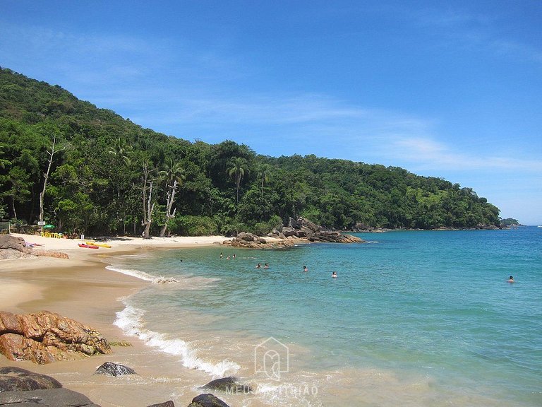 Apartamento em condomínio com piscina em Ubatuba