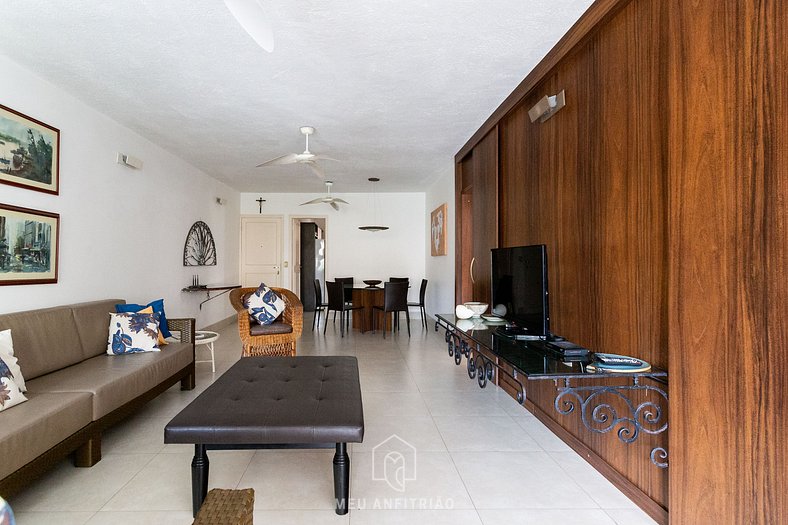 Apartment with air conditioning near Enseada beach