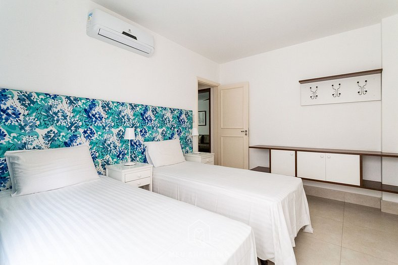 Apartment with air conditioning near Enseada beach