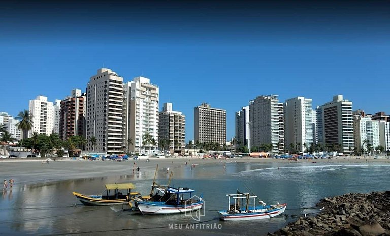 Apto c/ varanda gourmet perto da praia no Guarujá