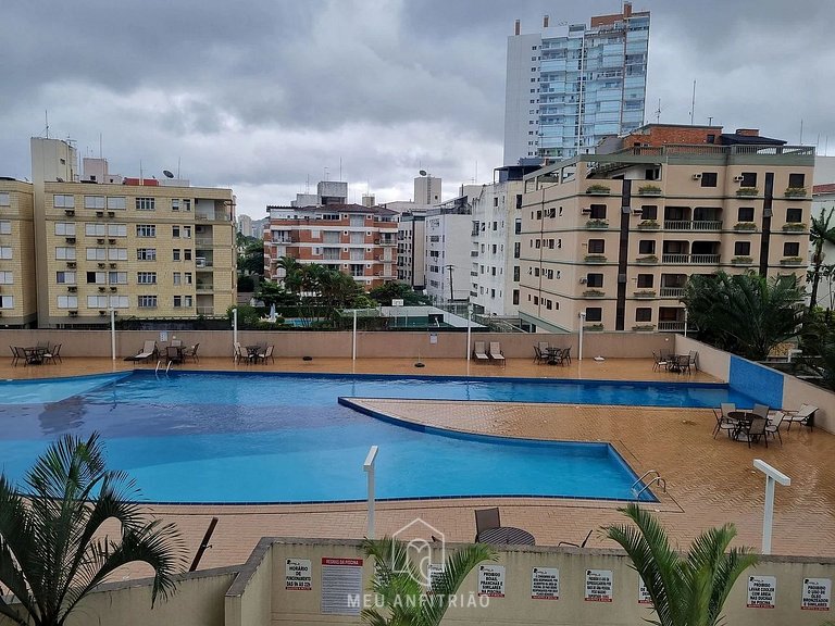 Apto com churrasqueira e área de lazer no Guarujá