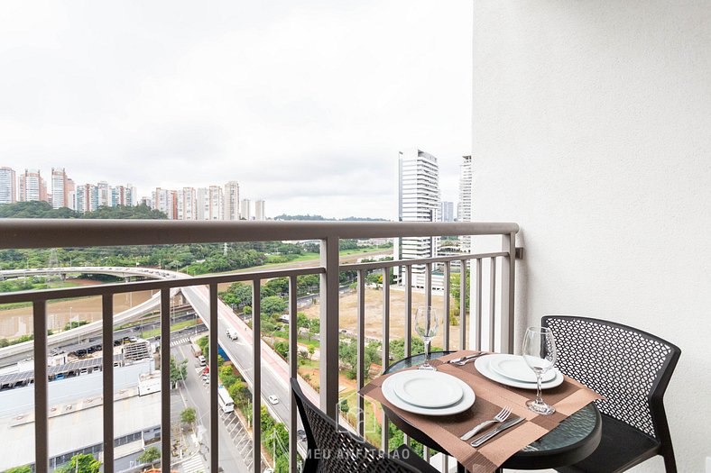 Apto com sofá e vista perto do Shopping Morumbi