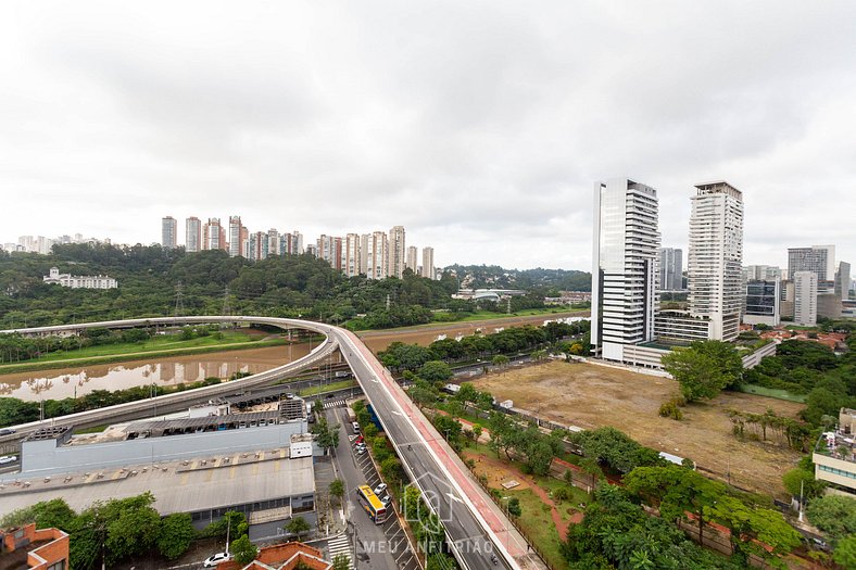 Apto com sofá e vista perto do Shopping Morumbi