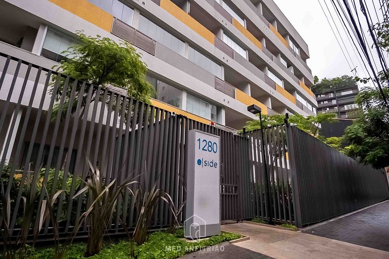 Balcony, TV and leisure near Vila Madalena subway