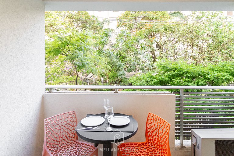 Balcony, TV and leisure near Vila Madalena subway