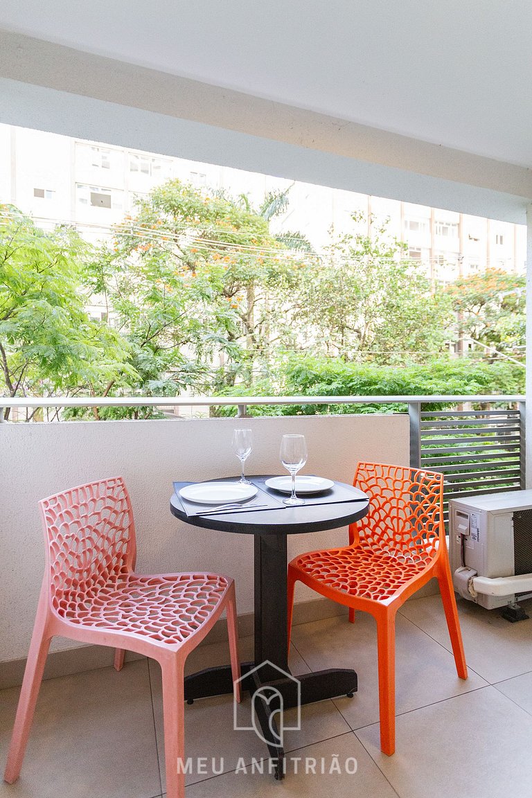 Balcony, TV and leisure near Vila Madalena subway