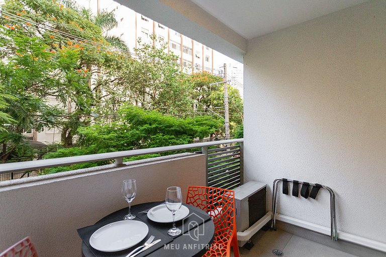 Balcony, TV and leisure near Vila Madalena subway