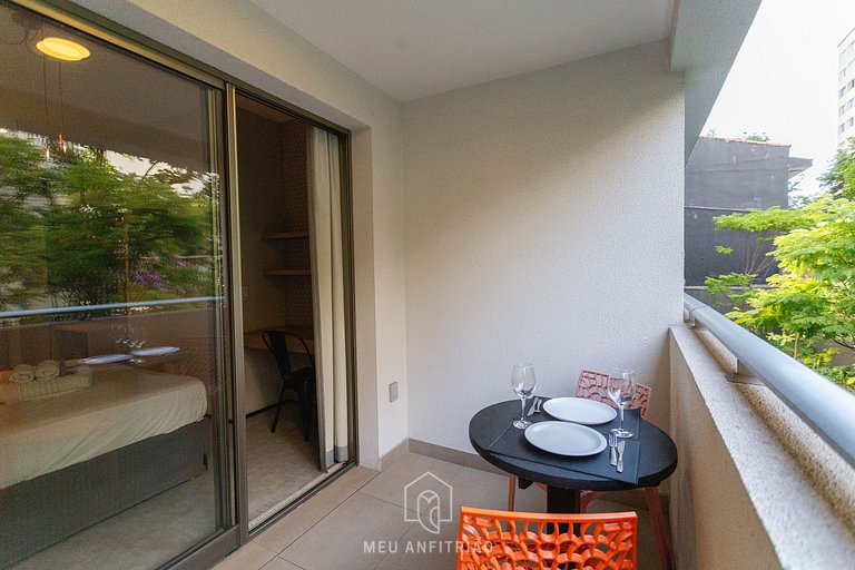 Balcony, TV and leisure near Vila Madalena subway