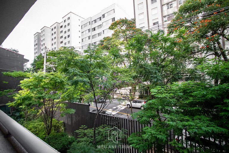 Balcony, TV and leisure near Vila Madalena subway