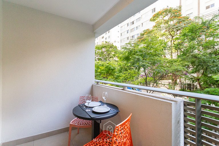 Balcony, TV and leisure near Vila Madalena subway