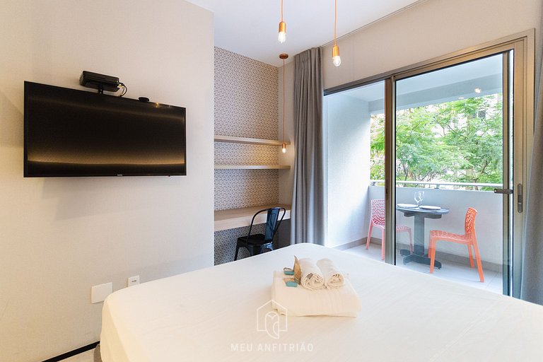 Balcony, TV and leisure near Vila Madalena subway