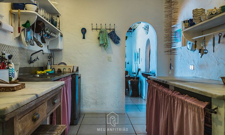 Beachfront house with balcony in Armação Beach