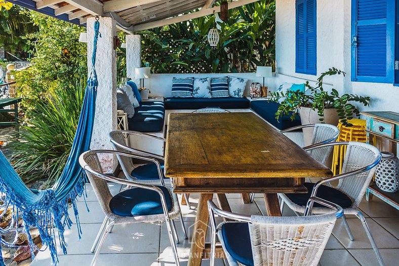 Beachfront house with balcony in Armação Beach