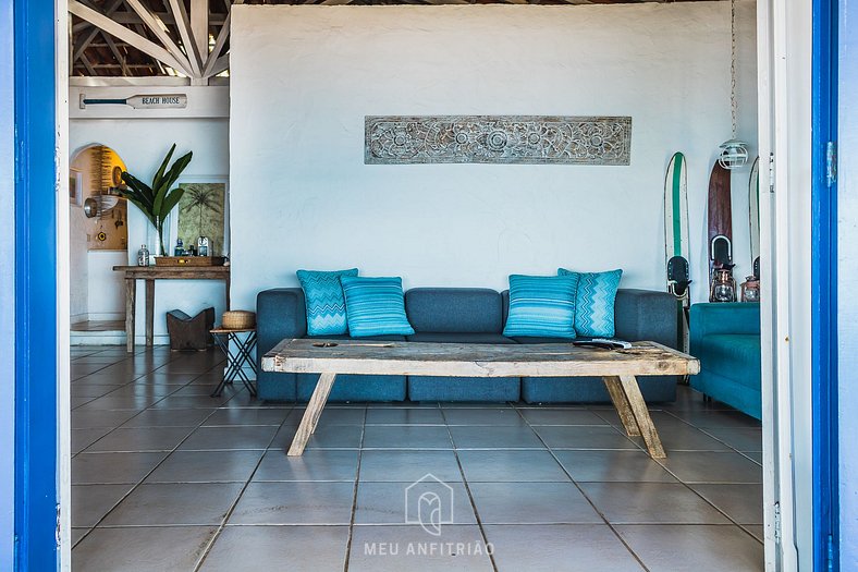 Beachfront house with balcony in Armação Beach