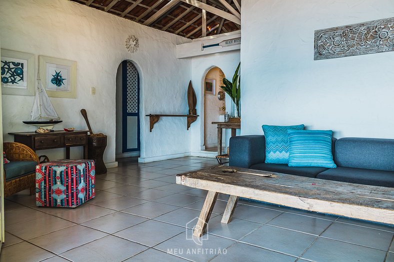 Beachfront house with balcony in Armação Beach