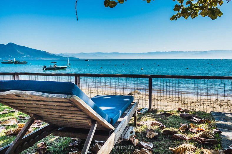 Beachfront house with balcony in Armação Beach