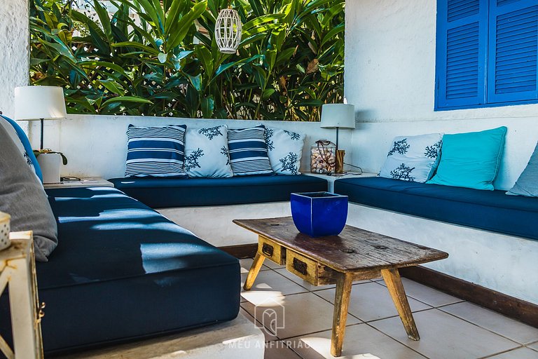 Beachfront house with balcony in Armação Beach