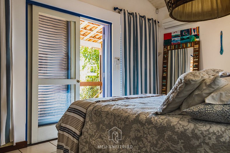 Beachfront house with balcony in Armação Beach