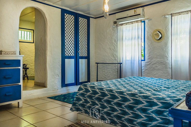 Beachfront house with balcony in Armação Beach