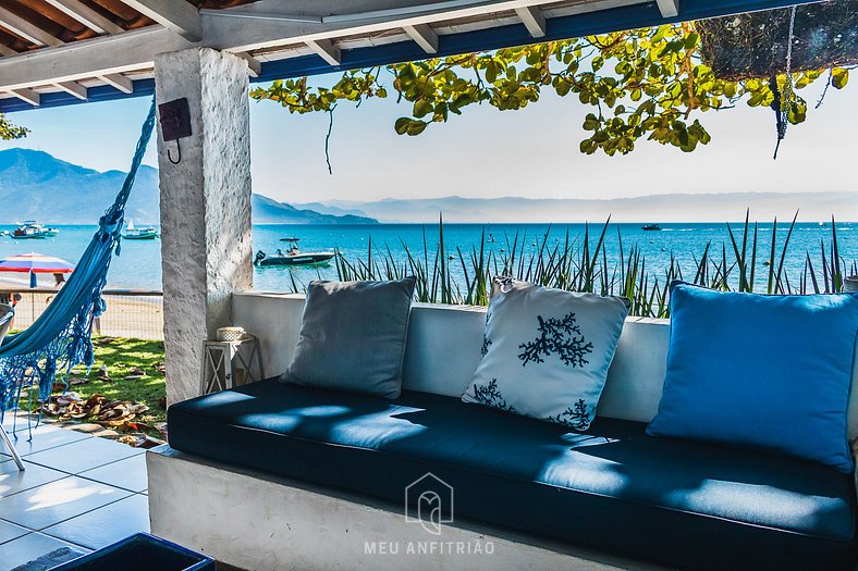 Beachfront house with balcony in Armação Beach