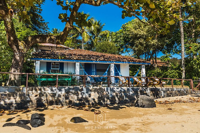 Beachfront house with balcony in Armação Beach