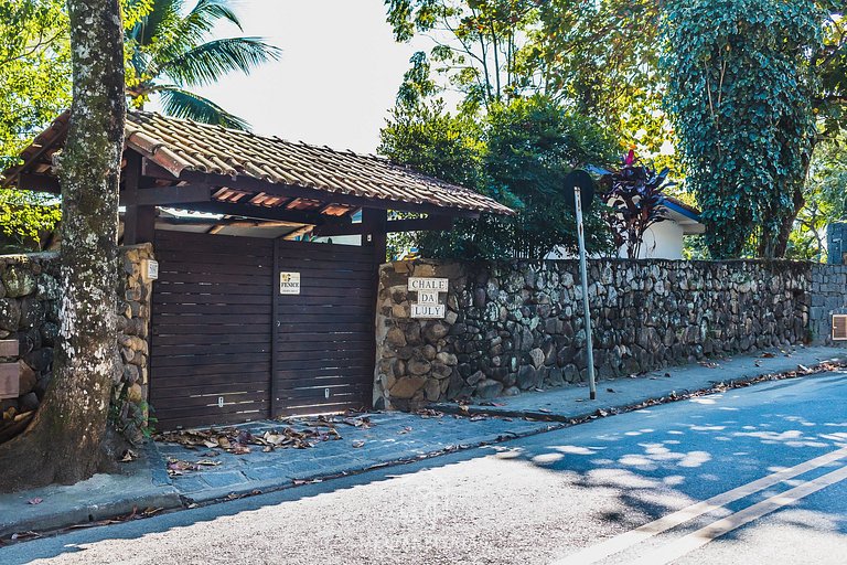 Beachfront house with balcony in Armação Beach