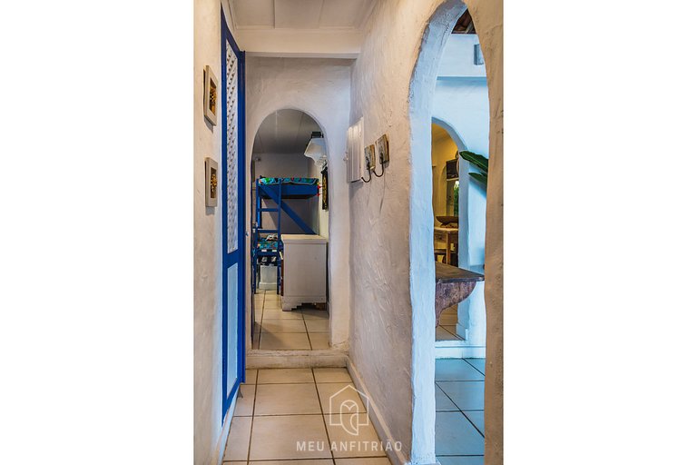 Beachfront house with balcony in Armação Beach