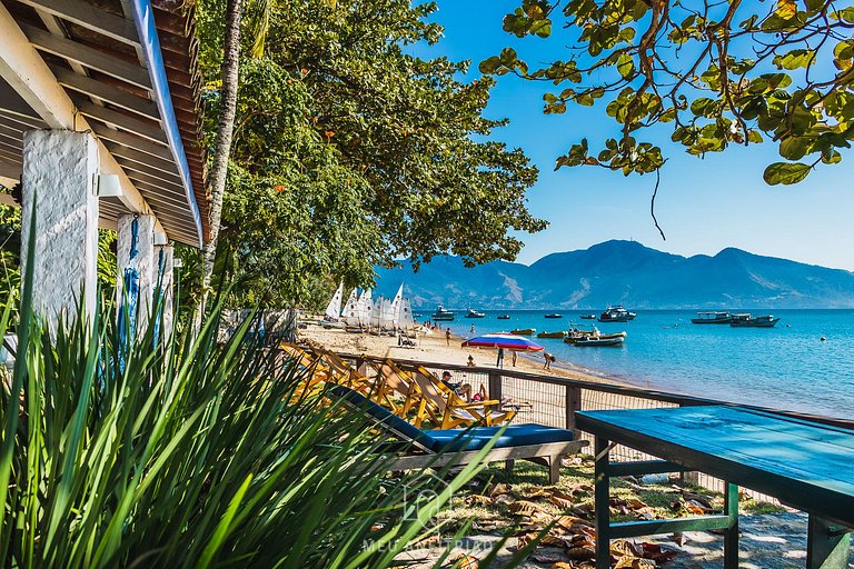 Beachfront house with balcony in Armação Beach