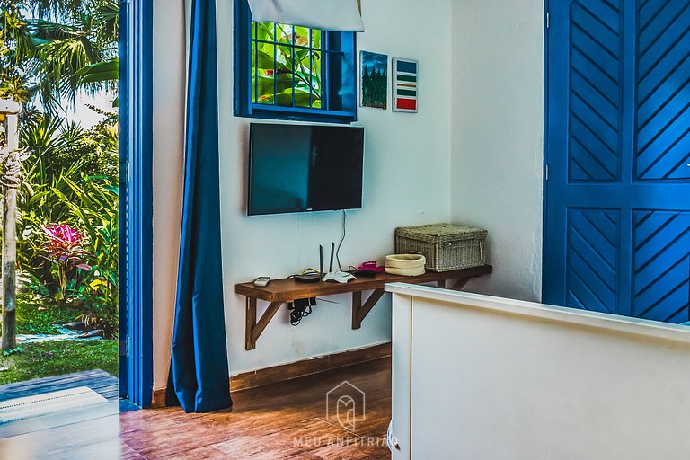 Beachfront house with balcony in Armação Beach