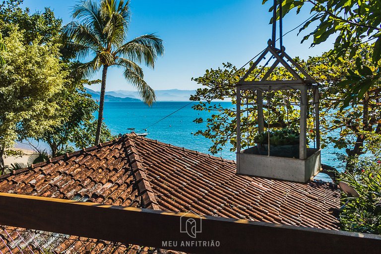 Beachfront house with balcony in Armação Beach