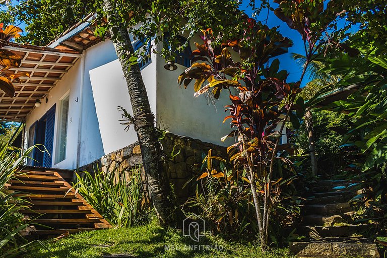 Beachfront house with balcony in Armação Beach