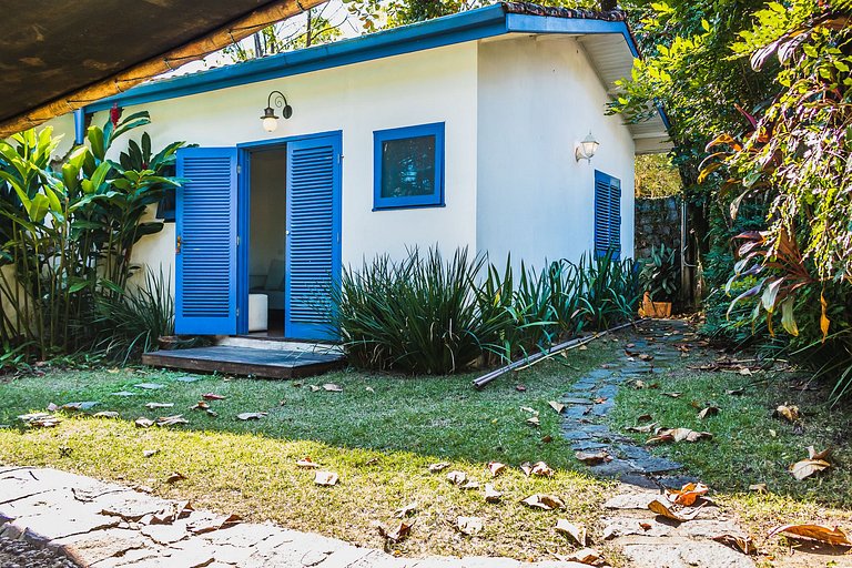 Beachfront house with balcony in Armação Beach