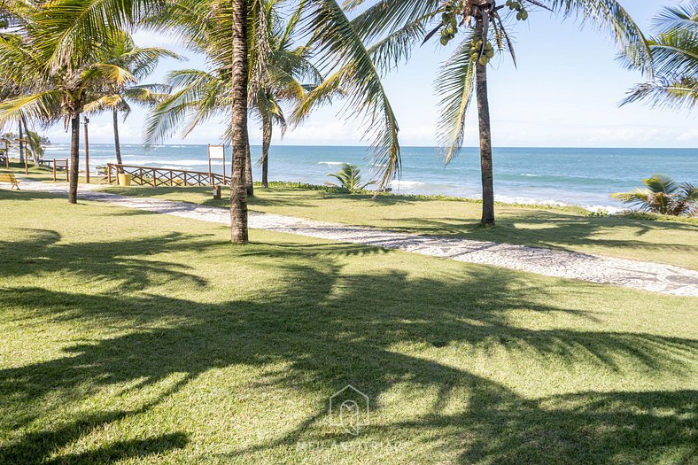 Beachfront house with garage in Guarajuba Beach