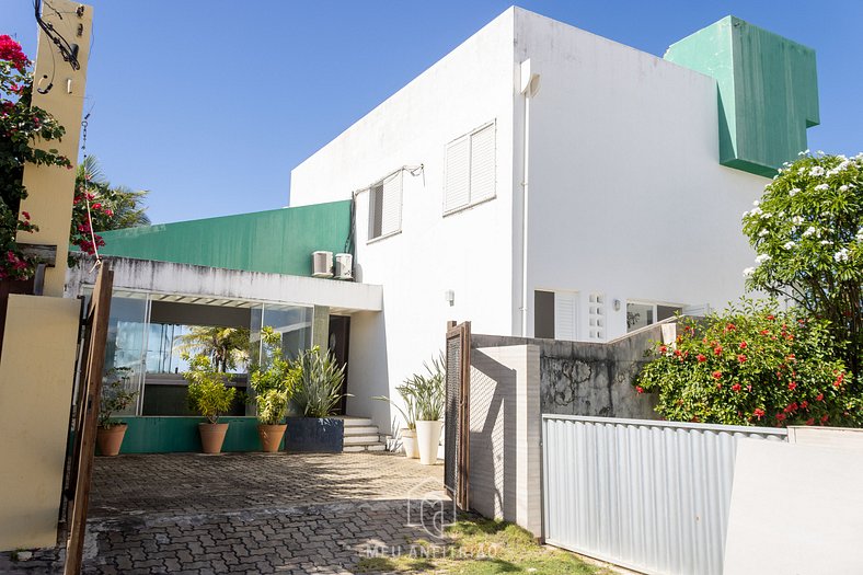 Beachfront house with garage in Guarajuba Beach