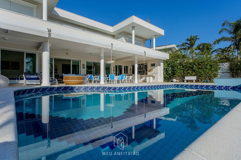 Casa alto padrão com piscina em Caraguatatuba