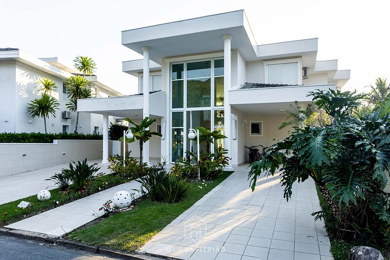 Casa alto padrão com piscina em Caraguatatuba